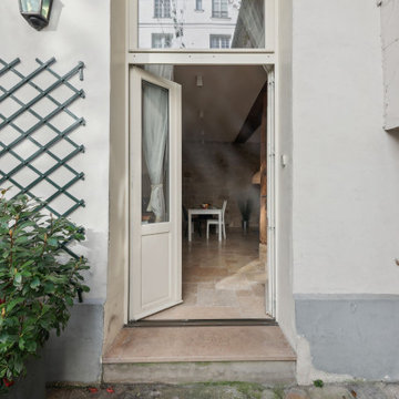 The details on this Parisian entrance