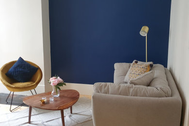 Inspiration pour un petit salon gris et jaune traditionnel ouvert avec un mur bleu, parquet clair et un sol beige.