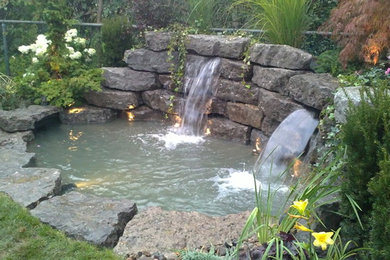Inspiration for a traditional landscaping in Toronto.
