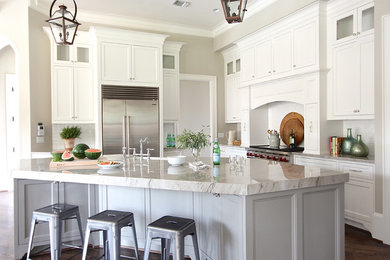 Kitchen - traditional kitchen idea in Houston