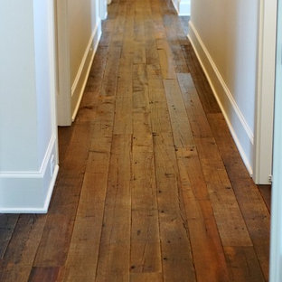 Foto på en mellanstor vintage hall, med korkgolv