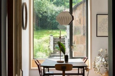 Imagen de comedor de cocina minimalista pequeño sin chimenea con paredes grises, suelo de madera en tonos medios y suelo beige