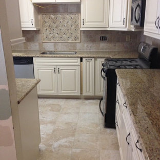 Küchen mit Rückwand aus Steinfliesen und schwarzen Elektrogeräten Ideen