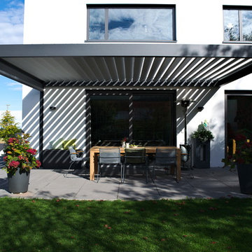 Frei zu öffnendes Terrassendach für ein Einfamilienhaus in München