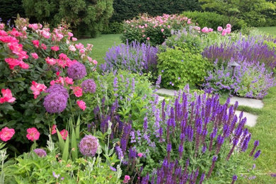 Design ideas for a traditional landscaping in New York.