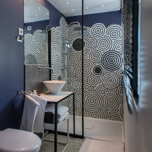 Kleines Industrial Duschbad mit bodengleicher Dusche, Wandtoilette, schwarz-weißen Fliesen, Mosaikfliesen, lila Wandfarbe, Terrazzo-Boden, Einbauwaschbecken und Marmor-Waschbecken/Waschtisch in Grenoble