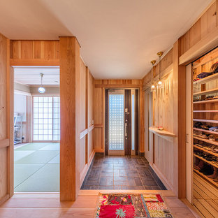 Immagine di un ingresso con anticamera etnico con pareti beige, parquet chiaro e una porta singola