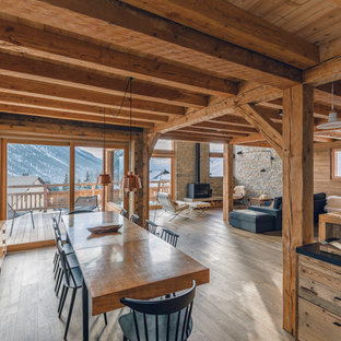 トゥールーズの広いラスティックスタイルのLDKの画像 (白い壁、淡色無垢フローリング)