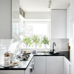 Новые идеи обустройства дома: маленькая п-образная кухня в скандинавском стиле с накладной раковиной, плоскими фасадами, белыми фасадами и фартуком с окном без острова