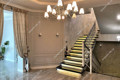 На фото: п-образная деревянная лестница в стиле модернизм с деревянными ступенями и металлическими перилами с
