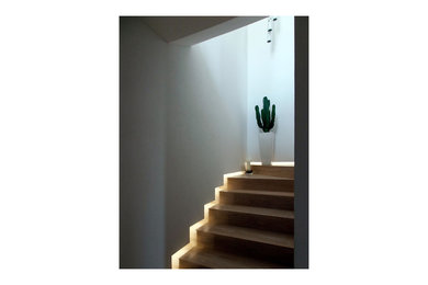 バーリにあるコンテンポラリースタイルのおしゃれな階段の写真