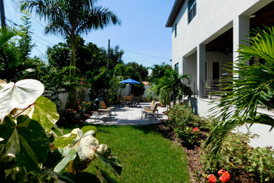 Geometrischer, Mittelgroßer Garten im Sommer, hinter dem Haus mit Sichtschutz, direkter Sonneneinstrahlung und Betonboden in Tampa