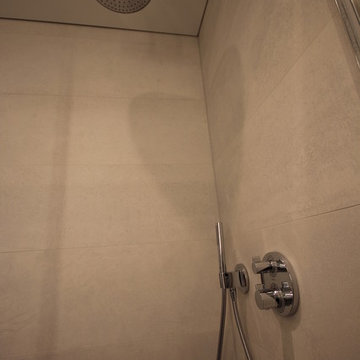 kleines Duschbad mit Echtglas-Schiebetür und Dusch-WC