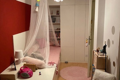 Kleines Modernes Kinderzimmer mit Schlafplatz, weißer Wandfarbe und hellem Holzboden in Hamburg