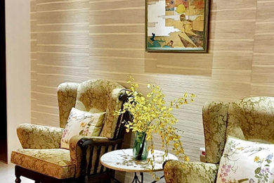 Stilmix Wohnzimmer mit beiger Wandfarbe, Marmorboden, beigem Boden und Tapetenwänden