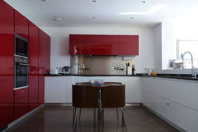 Immagine di una grande cucina minimalista con ante lisce, pavimento in gres porcellanato, pavimento marrone e top nero