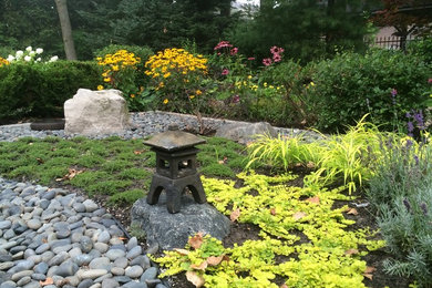 Design ideas for an asian landscaping in Toronto.