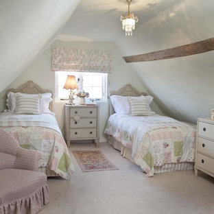 Foto de habitación de invitados de estilo de casa de campo, de tamaño medio, con moqueta y paredes blancas