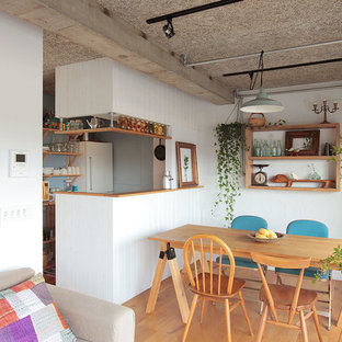 東京23区の小さいトラディショナルスタイルのおしゃれなLDK (白い壁、暖炉なし、茶色い床、無垢フローリング) の写真