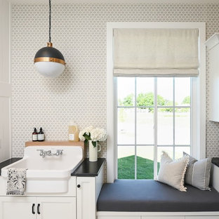 ソルトレイクシティのカントリー風おしゃれなランドリールーム (エプロンフロントシンク、落し込みパネル扉のキャビネット、白いキャビネット、グレーの壁、黒いキッチンカウンター) の写真