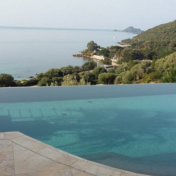 Piscine à débordement
