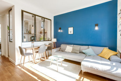 Idées déco pour un salon scandinave avec parquet clair.