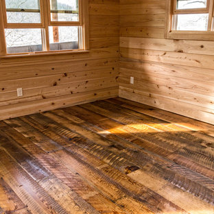 Ispirazione per un piccolo soggiorno rustico con pavimento in legno massello medio