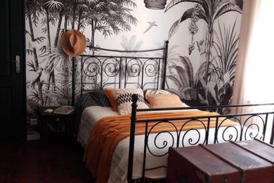 Réalisation d'une chambre parentale ethnique avec un mur noir et sol en stratifié.