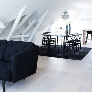 コペンハーゲンの小さい北欧風 LDKの画像 (白い壁、淡色無垢フローリング、白い床)