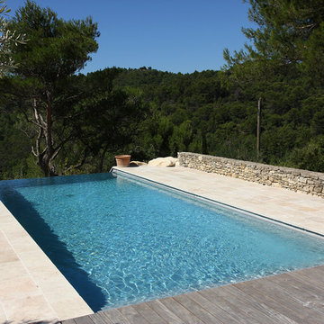 Piscine à débordement