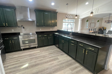 Minimalist kitchen photo in Orlando