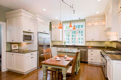 Example of a classic kitchen design in Boston