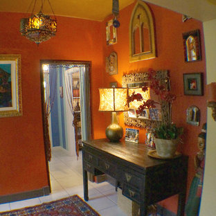 Inspiration för mellanstora eklektiska foajéer, med orange väggar, klinkergolv i keramik och vitt golv