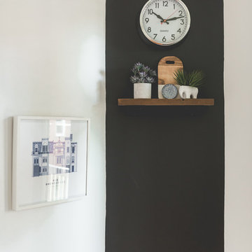 Stéphanie Fortier Design - Mur gris foncé peint avec peinture à tableau