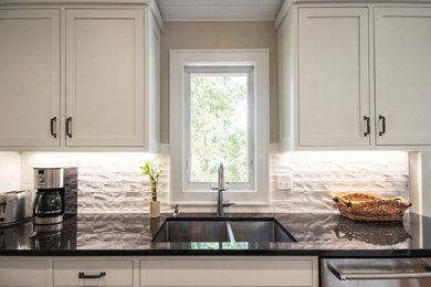 Example of a kitchen design in Atlanta