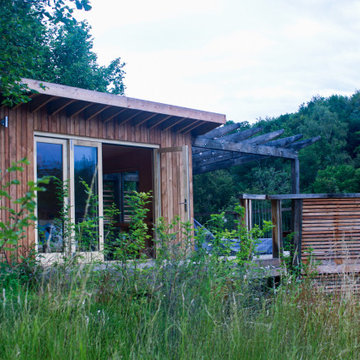 Woodland Retreat: A Multifunctional Cabin Home Office