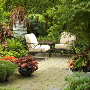 バンクーバーのトラディショナルスタイルのおしゃれなテラス・中庭 (コンクリート敷き 、日よけなし) の写真