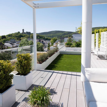 Begrünte Penthouse Dachterrasse mit grauem Premium WPC Terrassenbelag