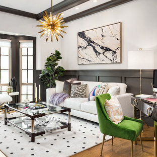 ポートランドのトランジショナルスタイルのおしゃれなリビング (マルチカラーの壁、無垢フローリング) の写真