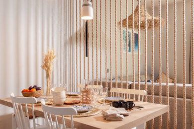 Cette image montre une salle à manger marine.