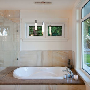 Esempio di una grande stanza da bagno padronale minimalista con ante a filo, ante bianche, vasca da incasso, doccia a filo pavimento, piastrelle arancioni, piastrelle in gres porcellanato, pareti gialle, pavimento in gres porcellanato, lavabo integrato, top in granito, pavimento marrone, porta doccia a battente e top rosso