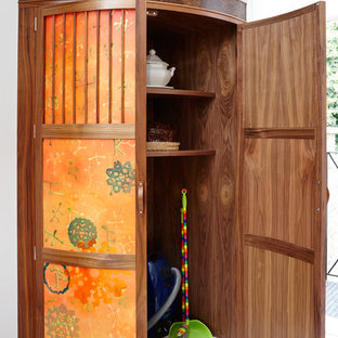 Свежая идея для дизайна: большая кухня в современном стиле с кладовкой - отличное фото интерьера