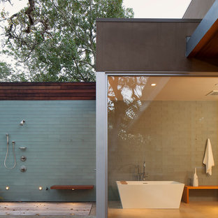 Idee per una stanza da bagno moderna con vasca freestanding, doccia aperta, piastrelle blu e piastrelle di vetro