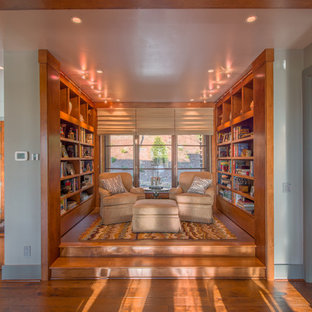 Immagine di un piccolo soggiorno chic aperto con libreria, pavimento in legno massello medio, nessun camino e nessuna TV