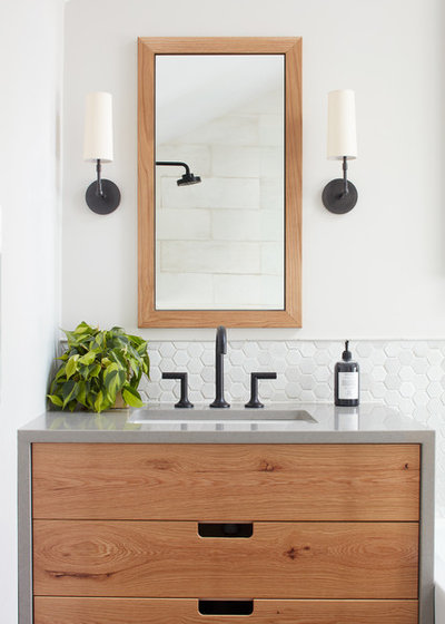Современная ванная комната от Kristina Crestin Design