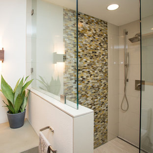 Bäder mit Fliesen aus Glasscheiben und Beton-Waschbecken/Waschtisch