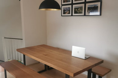 Mittelgroßes Modernes Esszimmer mit weißer Wandfarbe und hellem Holzboden in Hannover