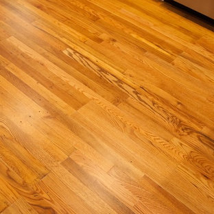 Неиссякаемый источник вдохновения для домашнего уюта: маленькая п-образная кухня в классическом стиле с обеденным столом, тройной раковиной, фасадами в стиле шейкер, белыми фасадами, столешницей из гранита, белым фартуком, фартуком из плитки кабанчик, техникой из нержавеющей стали, паркетным полом среднего тона, полуостровом и разноцветным полом