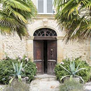 На фото: прихожая среднего размера в средиземноморском стиле с