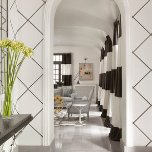 Exempel på en stor klassisk hall, med blå väggar, terrazzogolv och grått golv